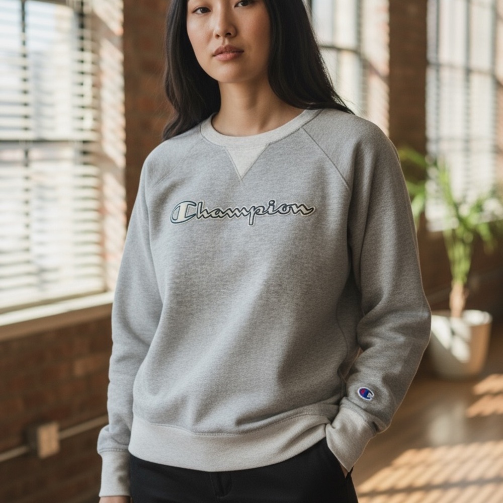 Champion Women’s Heather Gray Crewneck Sweater size small
